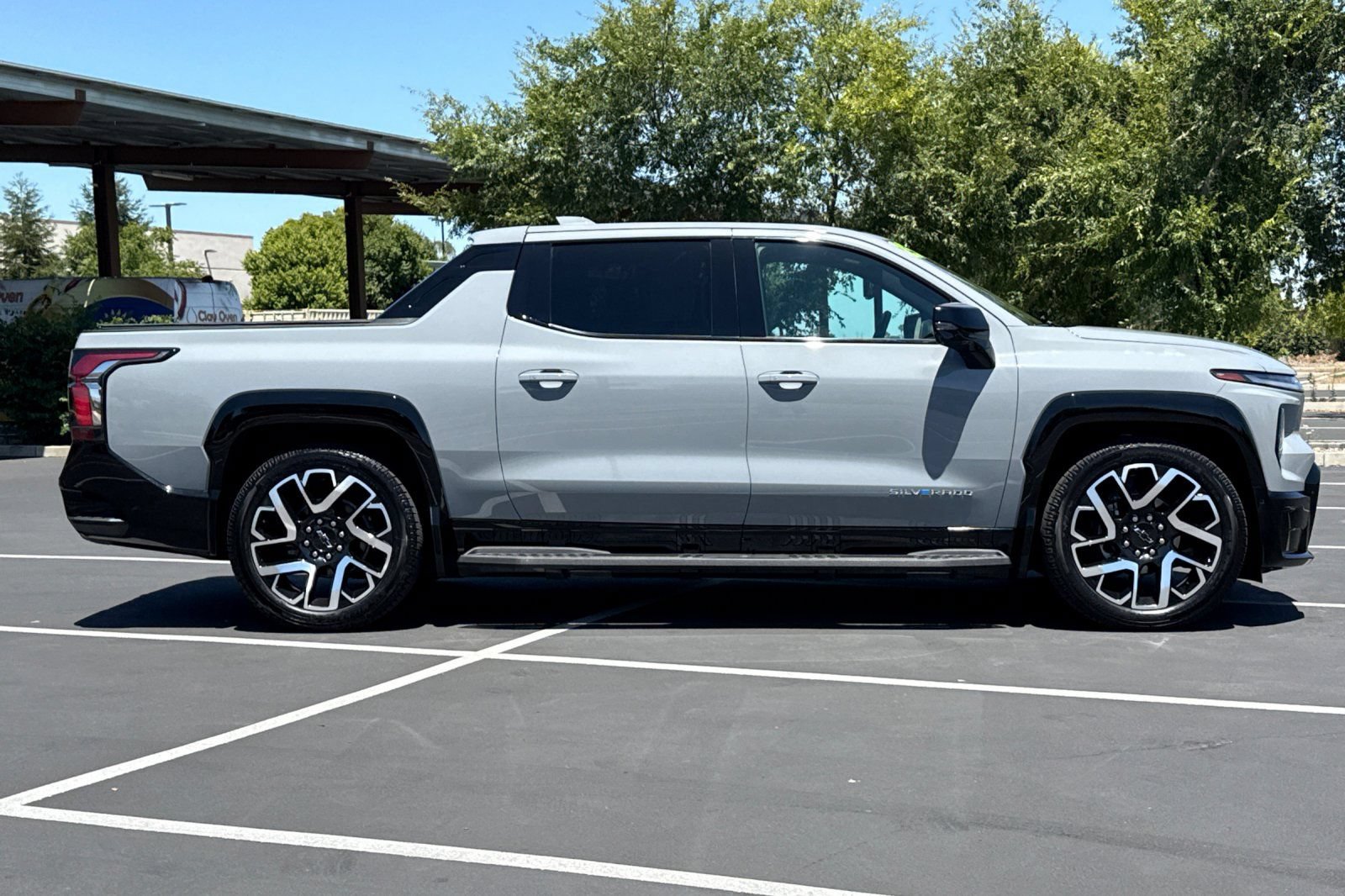 Used 2025 Chevrolet Silverado EV RST AWD/4WD image 10