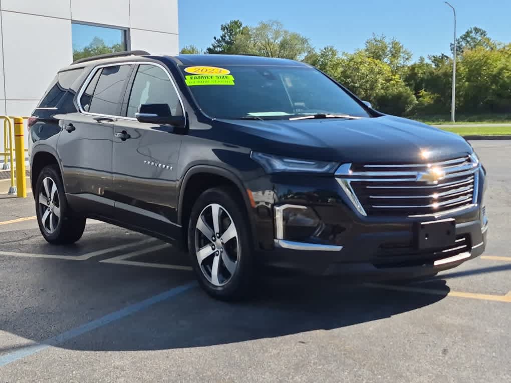 Used 2023 Chevrolet Traverse LT w/ LT Premium Package AWD/4WD image 3