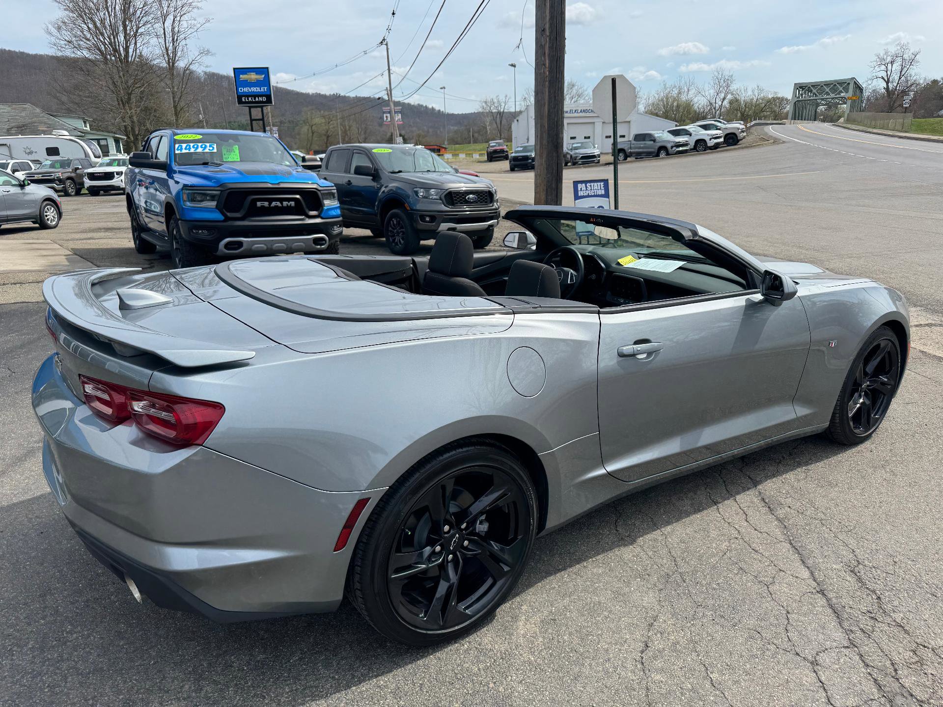 Used 2024 Chevrolet Camaro LT w/ Technology Package RWD image 9