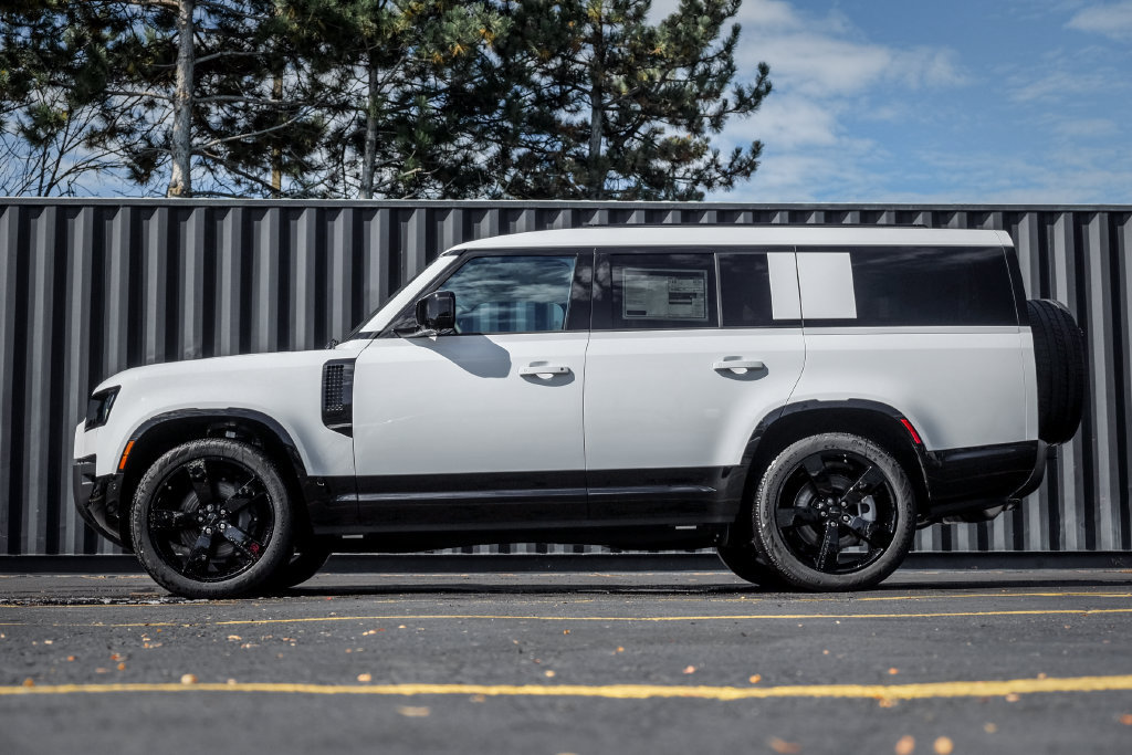 New 2026 Land Rover Defender 130 X-Dynamic SE AWD/4WD image 3