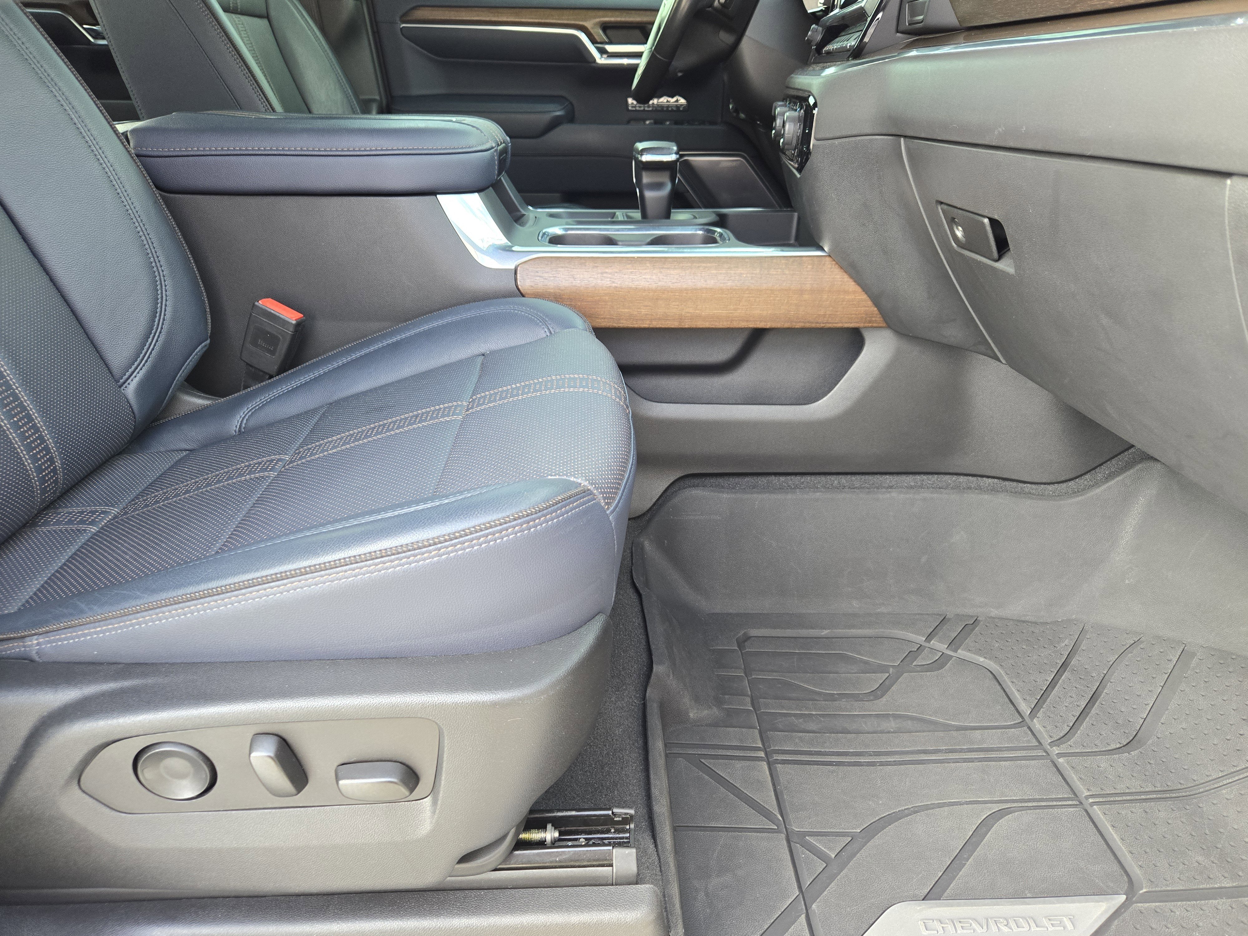 Used 2022 Chevrolet Silverado 1500 High Country w/ Technology Package image 16