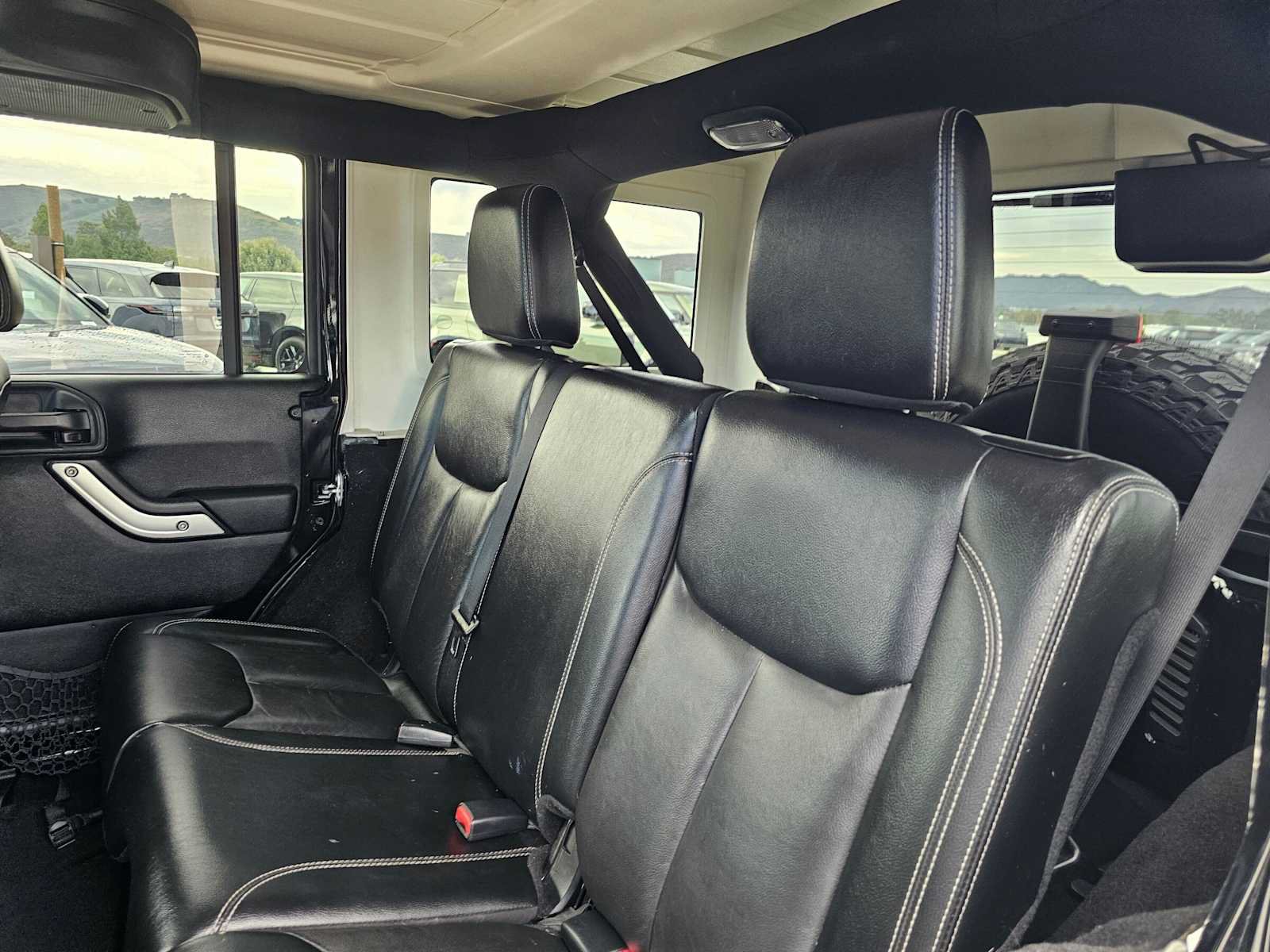 Used 2016 Jeep Wrangler Unlimited Sahara w/ Connectivity Group AWD/4WD image 17