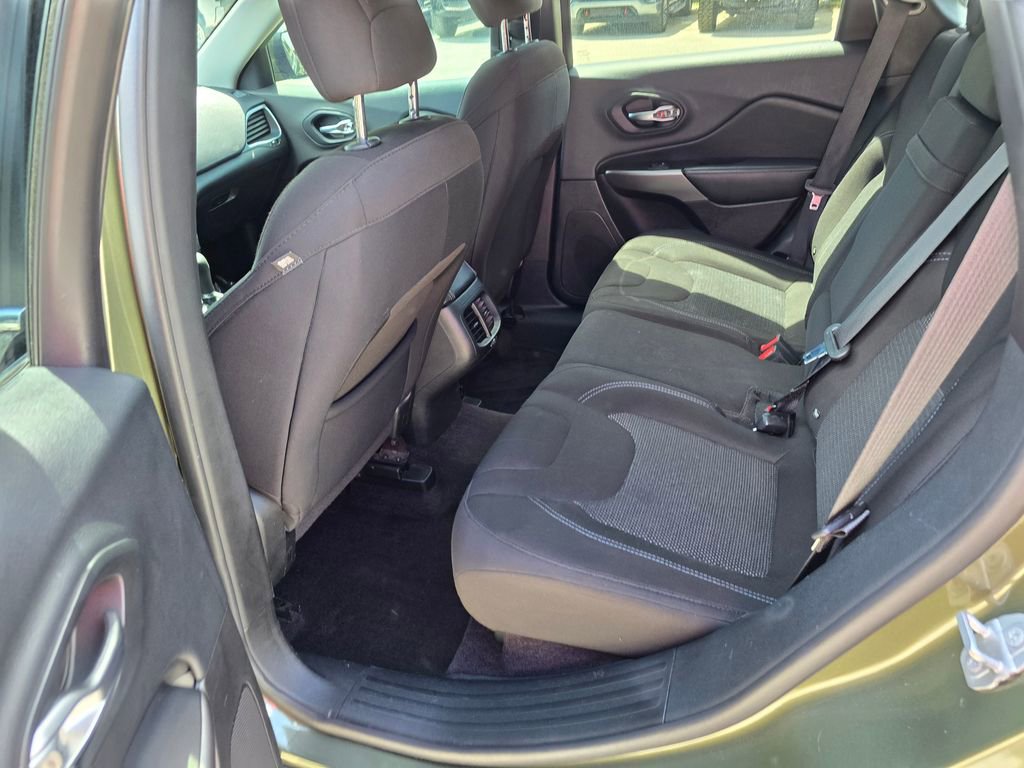 Certified 2019 Jeep Cherokee Latitude w/ Popular Appearance Group image 31