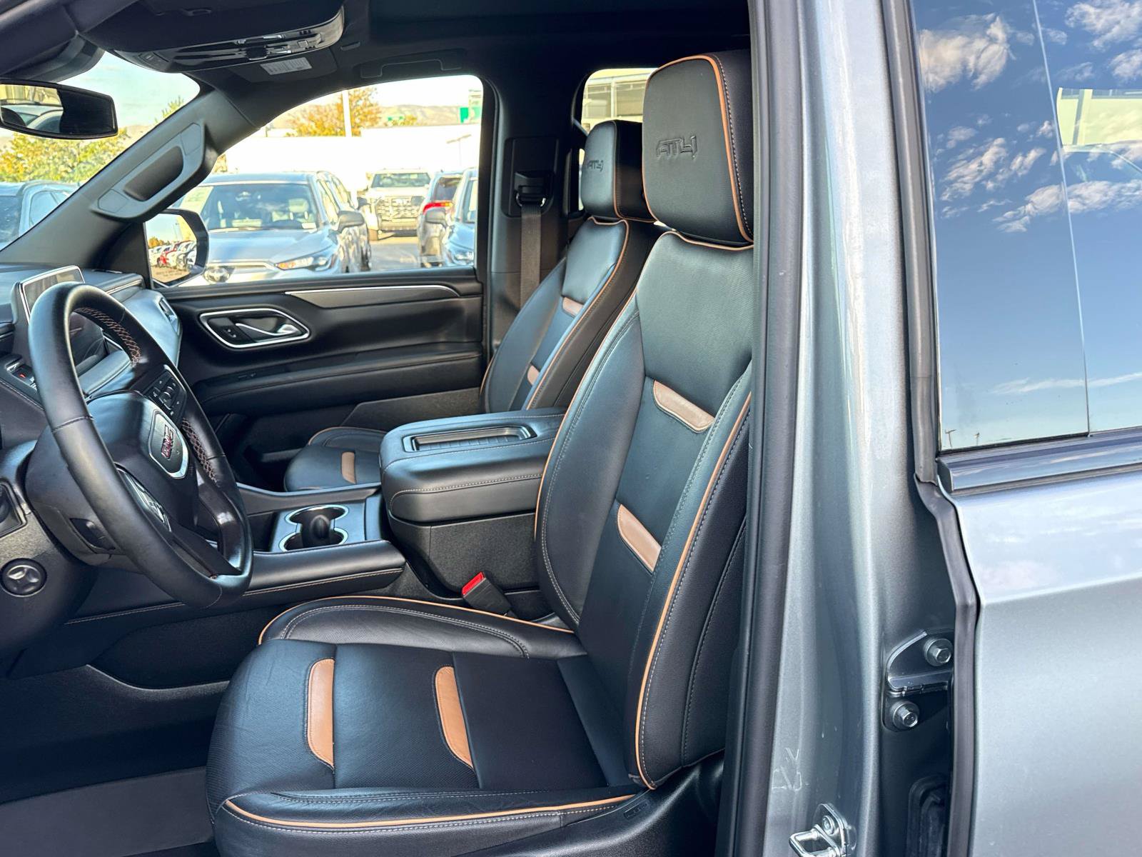 Used 2024 GMC Yukon XL AT4 w/ AT4 Premium Plus Package AWD/4WD image 11