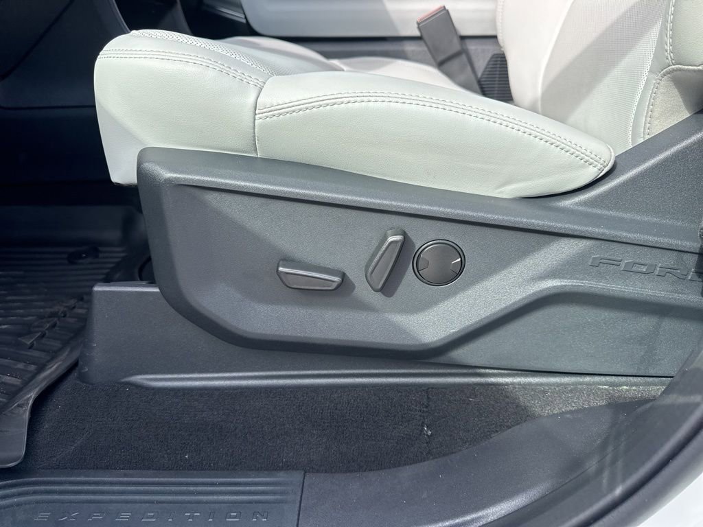 Used 2025 Ford Expedition Platinum w/ Driver's Package image 13