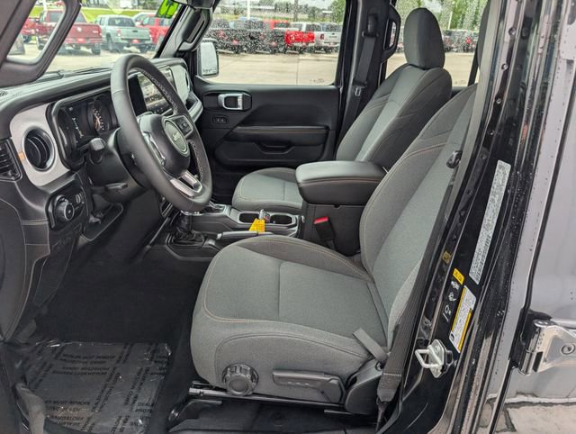 Used 2025 Jeep Wrangler Unlimited Sahara AWD/4WD image 3