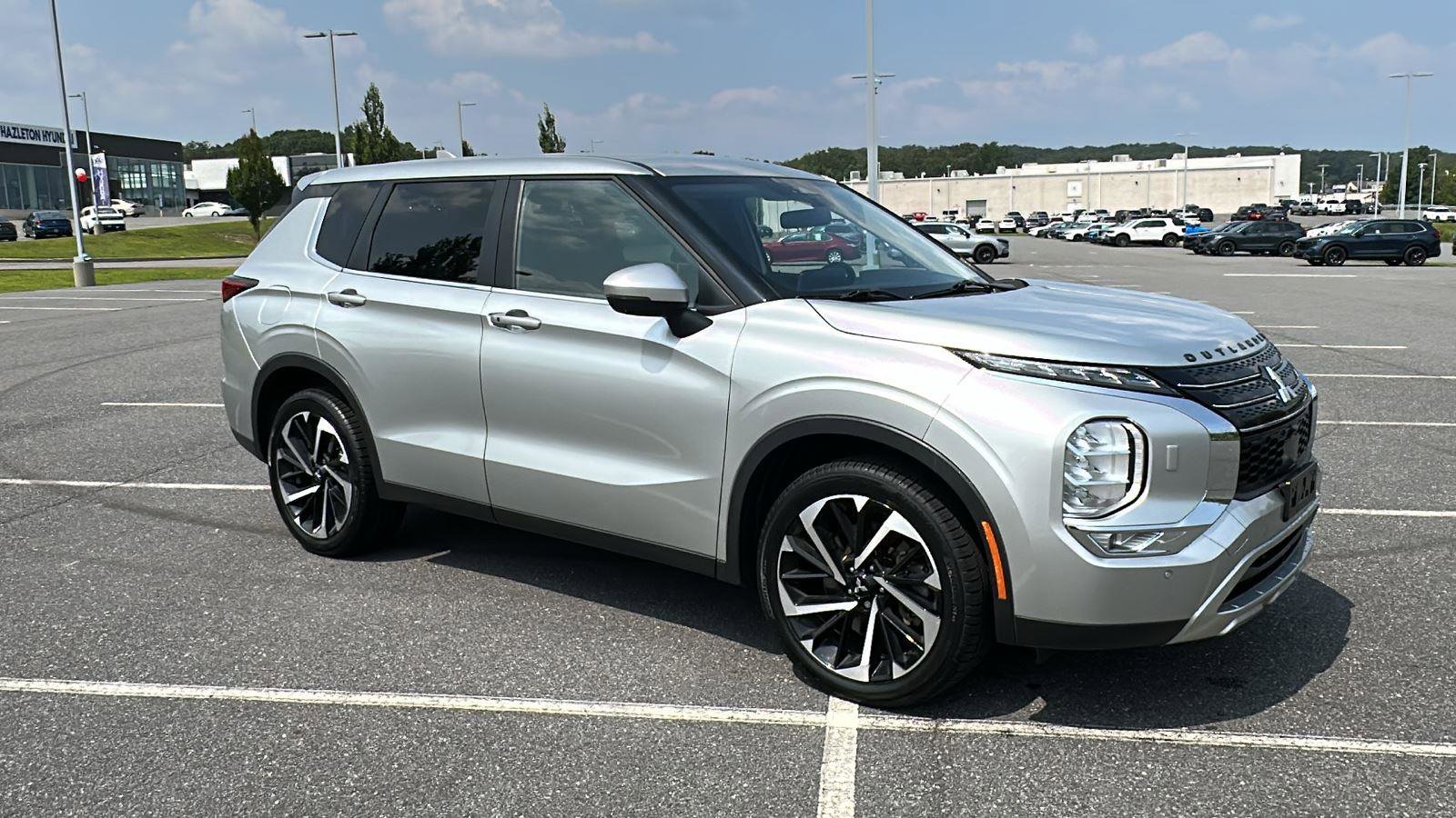 Used 2022 Mitsubishi Outlander SE image 2