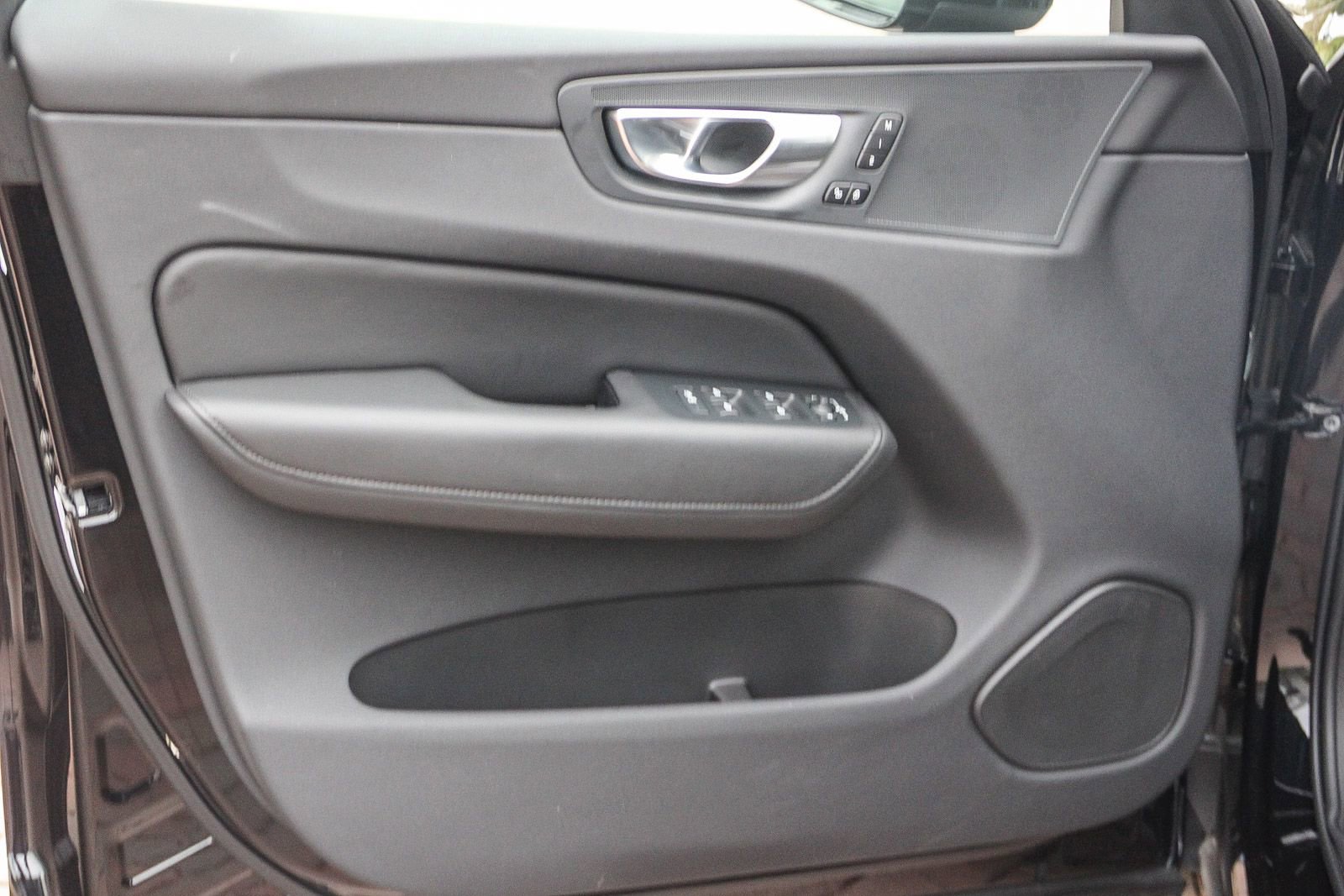 Used 2025 Volvo XC60 B5 Plus image 19