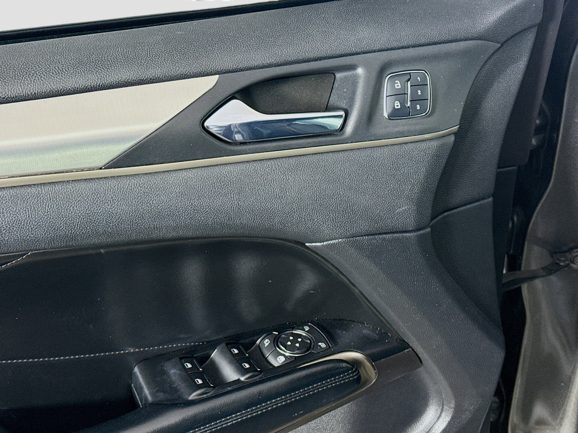 Used 2018 Lincoln MKC Select w/ Select Plus Package image 24