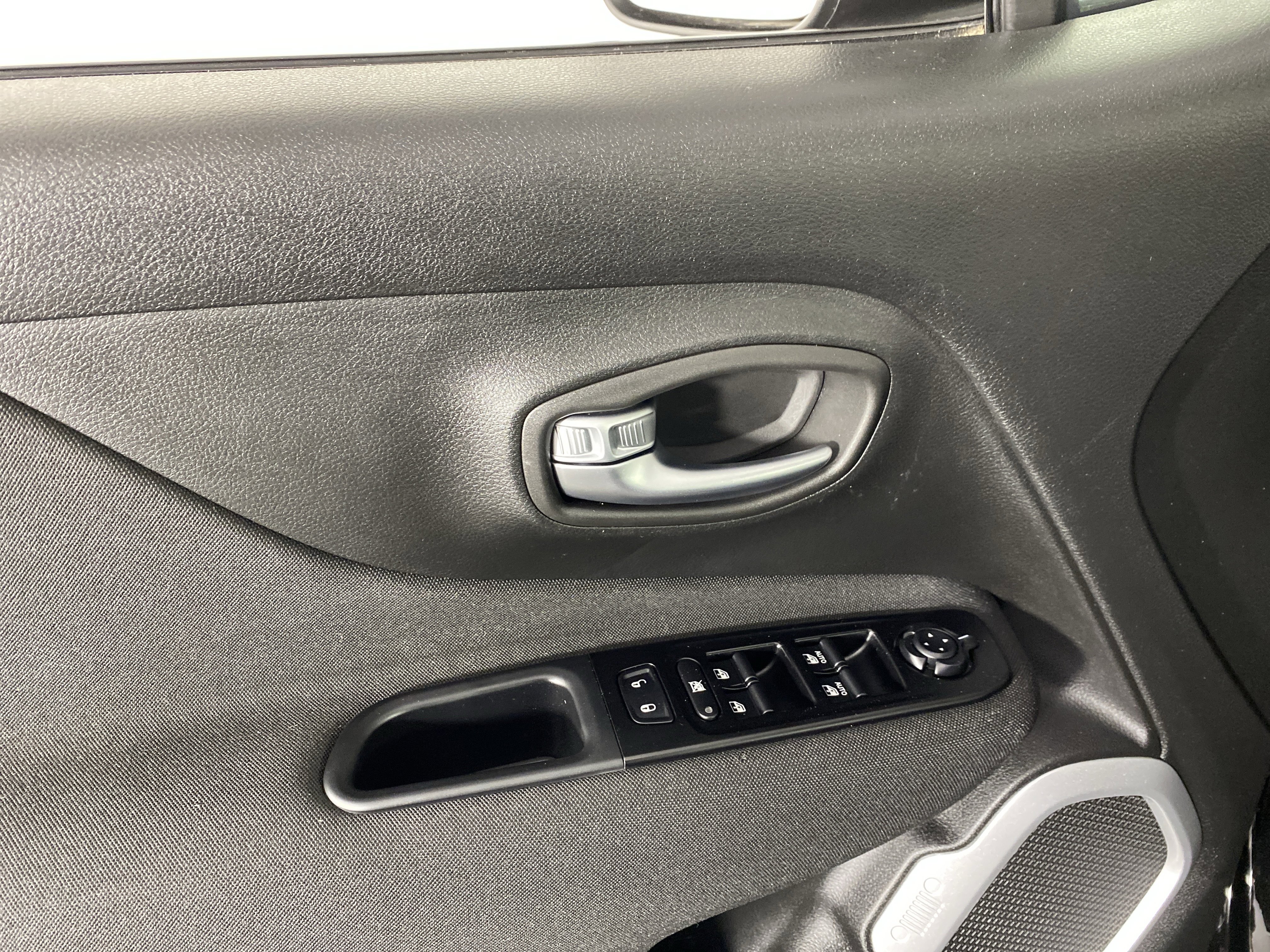 Used 2021 Jeep Renegade Latitude FWD image 13