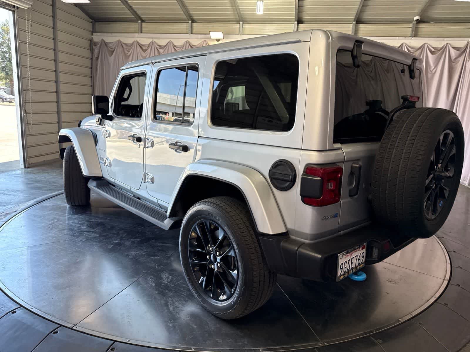 Used 2023 Jeep Wrangler Unlimited Sahara w/ Cold Weather Group AWD/4WD image 7