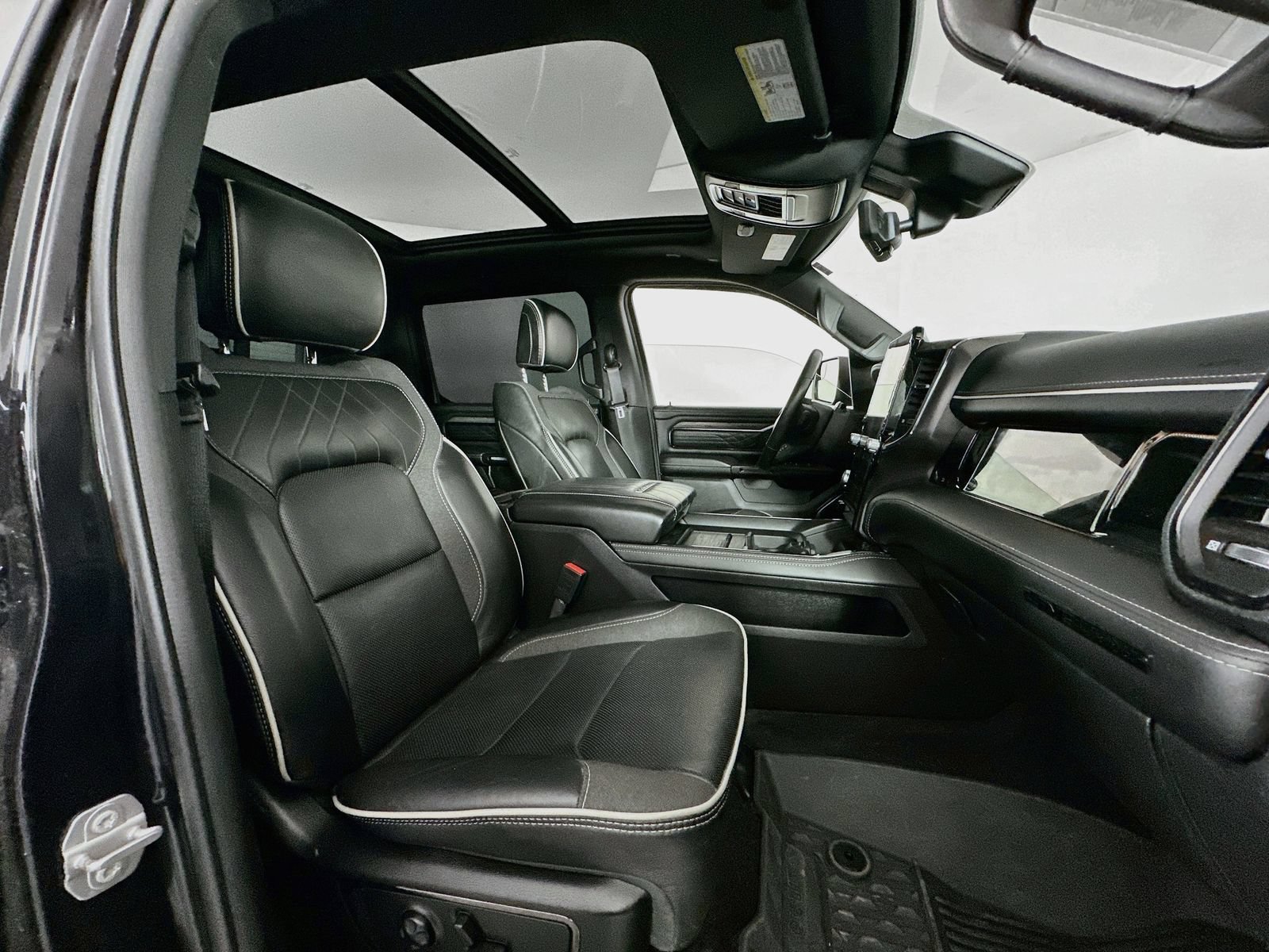 Used 2025 RAM 1500 Limited AWD/4WD image 32