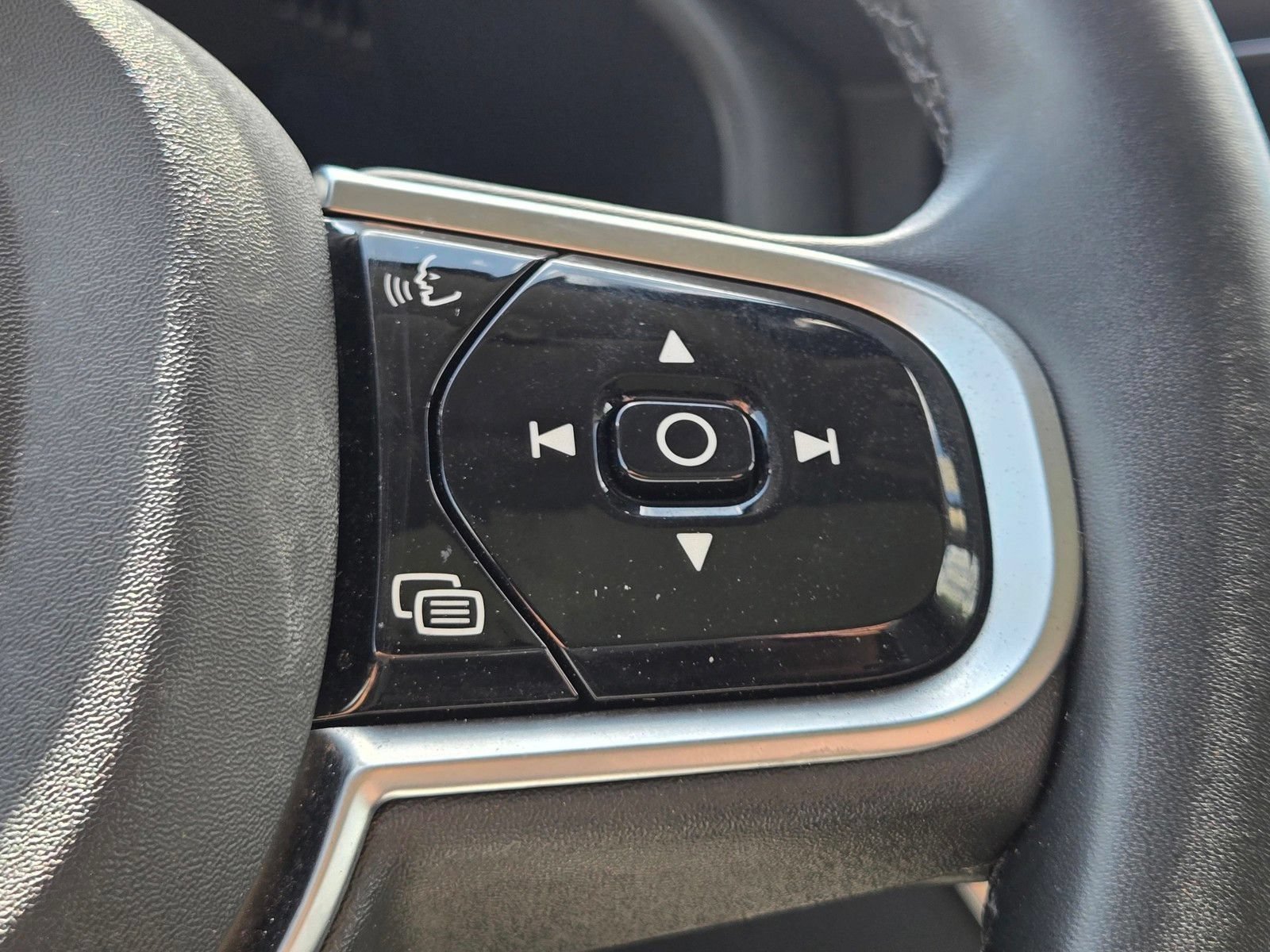 Certified 2025 Volvo XC60 B5 Plus AWD/4WD image 32