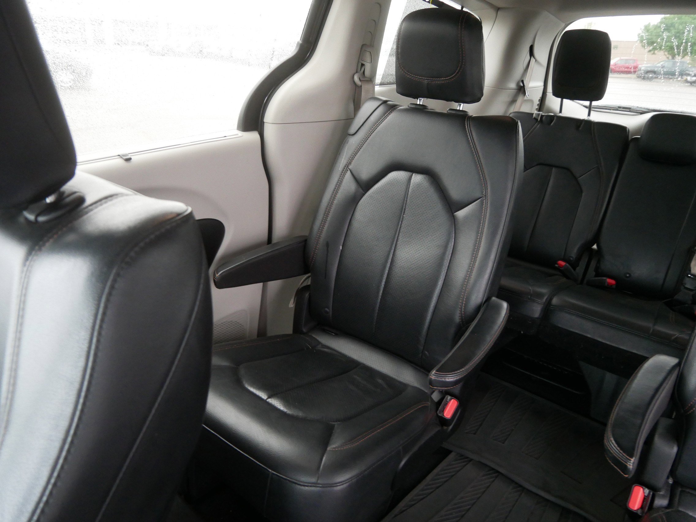 Used 2020 Chrysler Pacifica Touring-L FWD image 12