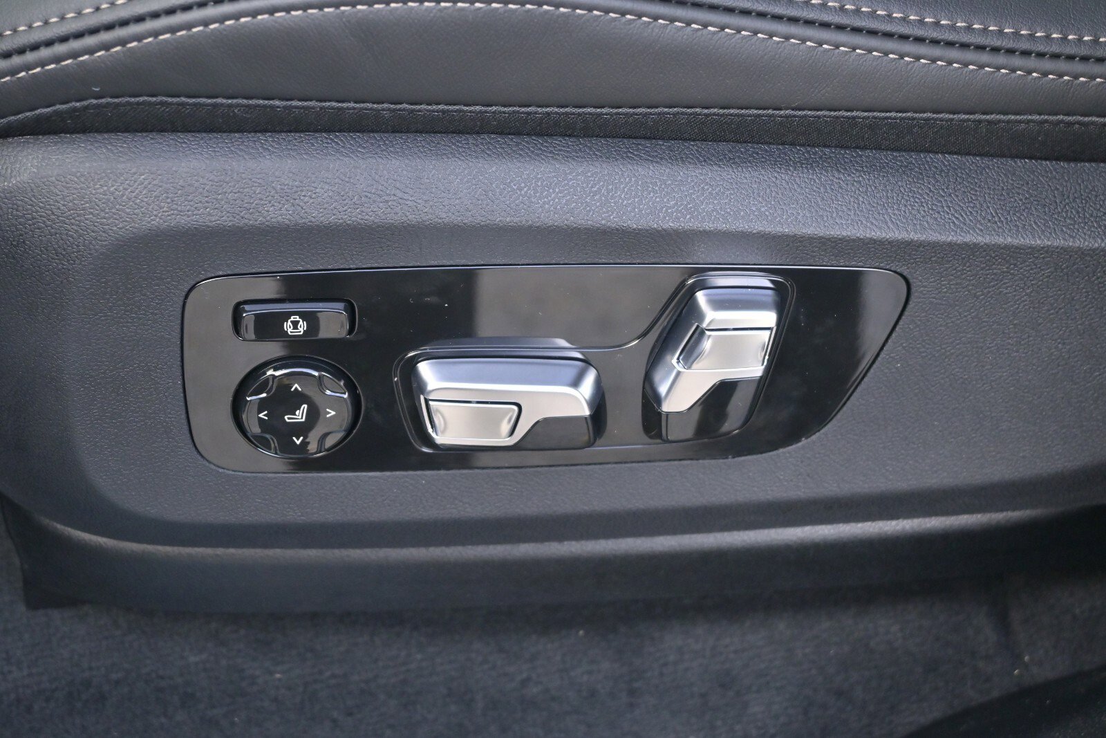 New 2026 BMW X7 xDrive40i w/ Premium Package image 11