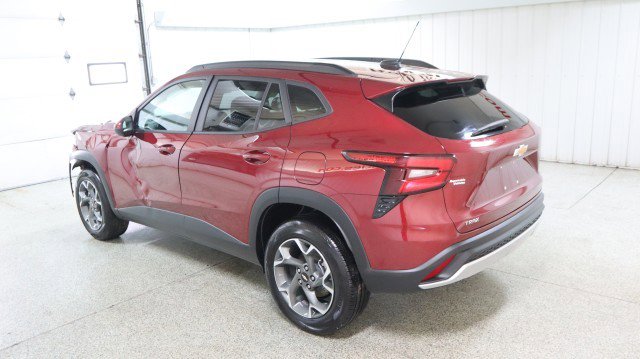 Used 2024 Chevrolet Trax LT w/ Sunroof Package image 3