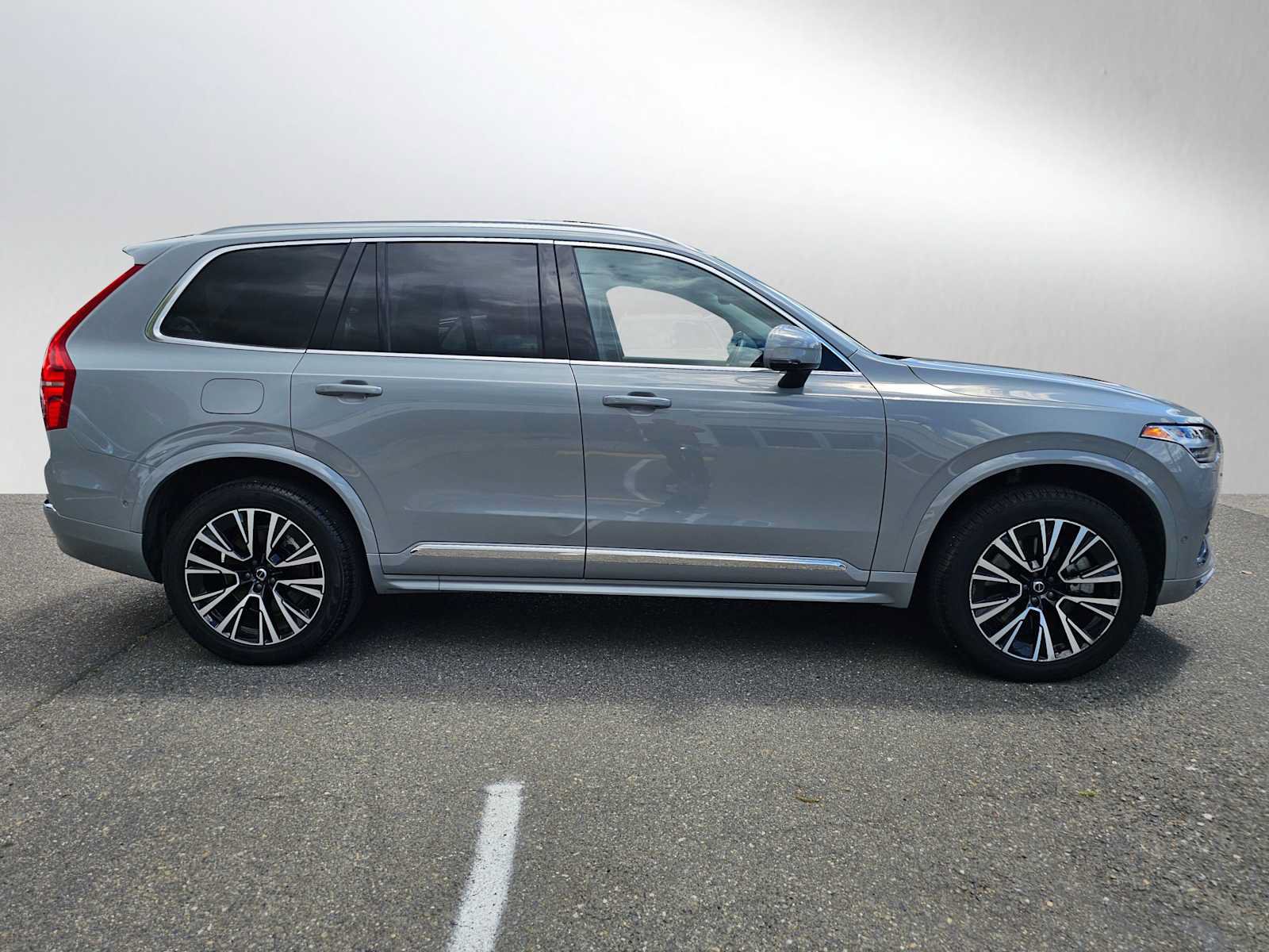 Certified 2025 Volvo XC90 T8 Plus w/ Protection Package Premier AWD/4WD image 2