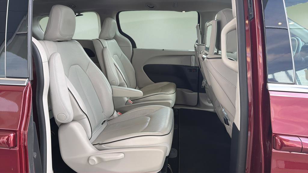 Used 2021 Chrysler Pacifica Limited w/ Uconnect Theater Family Group FWD image 24