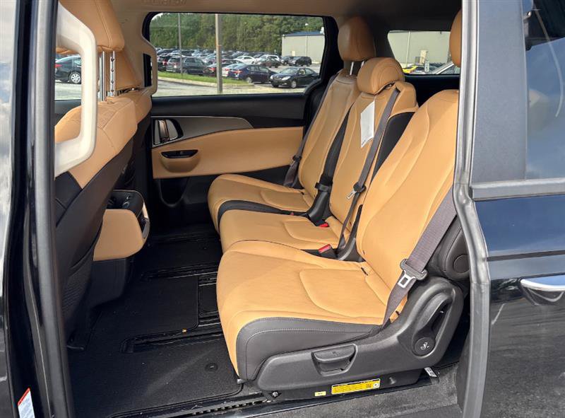 Used 2024 Kia Carnival LX FWD image 6
