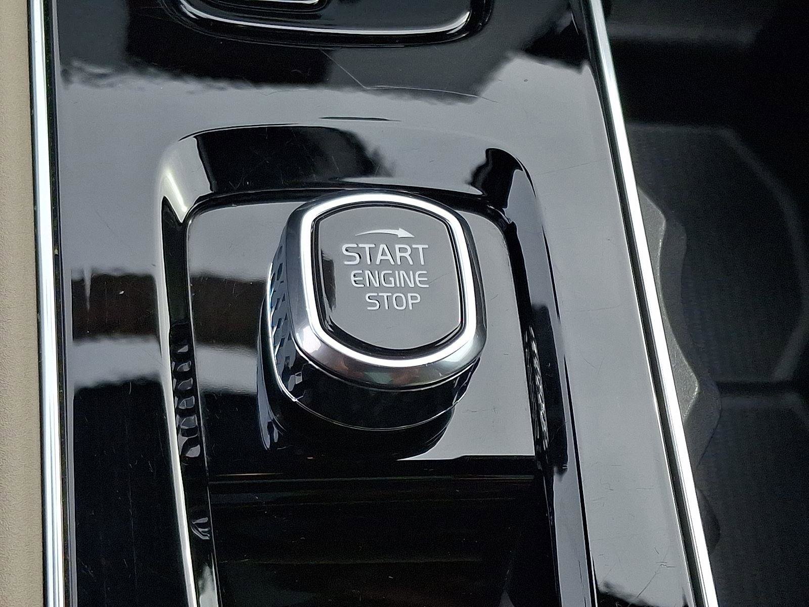 Certified 2025 Volvo XC90 B6 Plus image 27