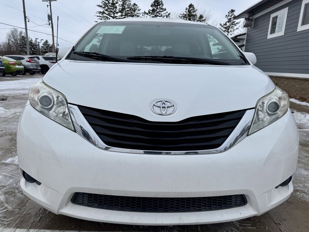 Used 2014 Toyota Sienna LE image 3