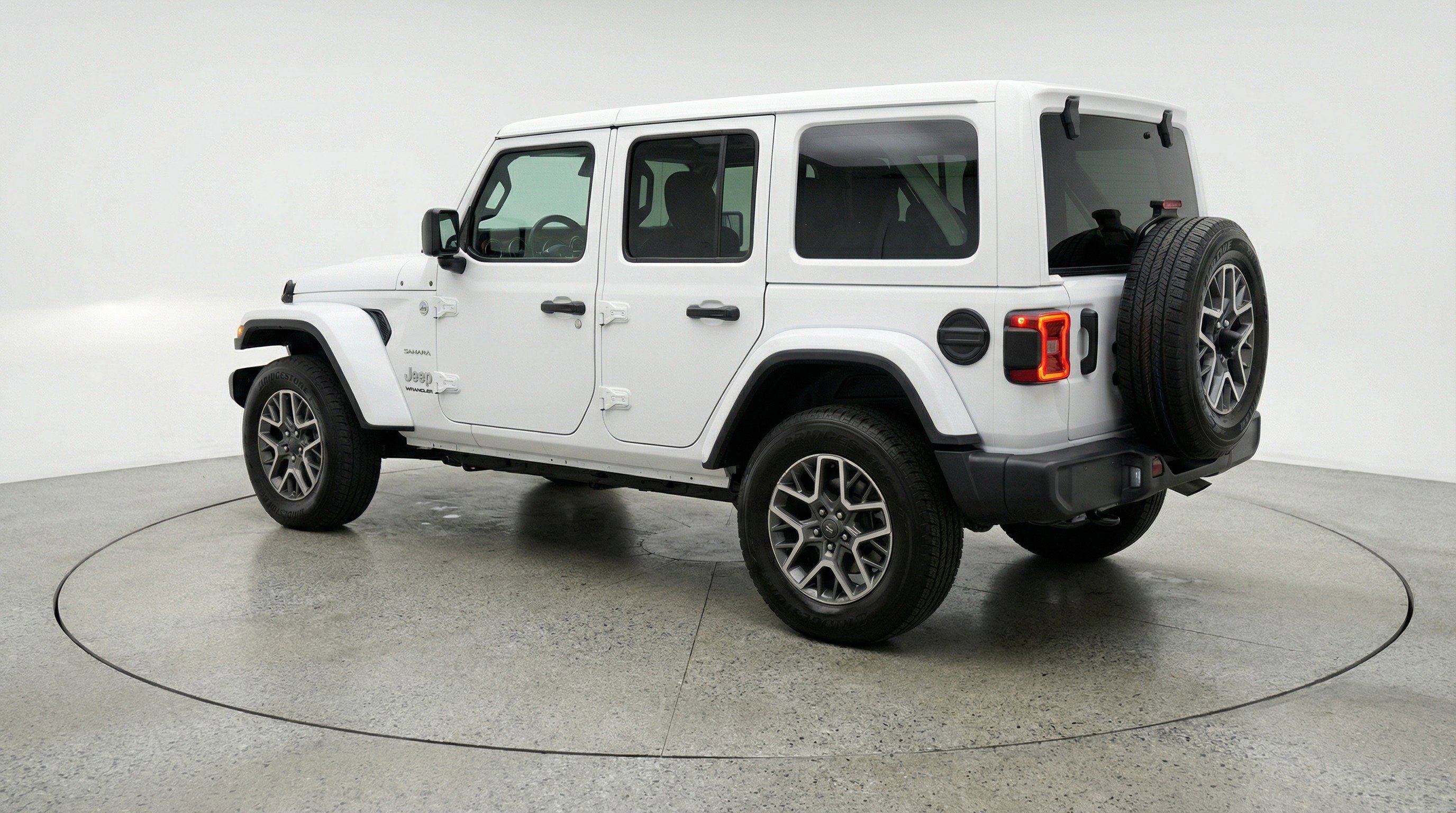 Used 2025 Jeep Wrangler Sahara image 6