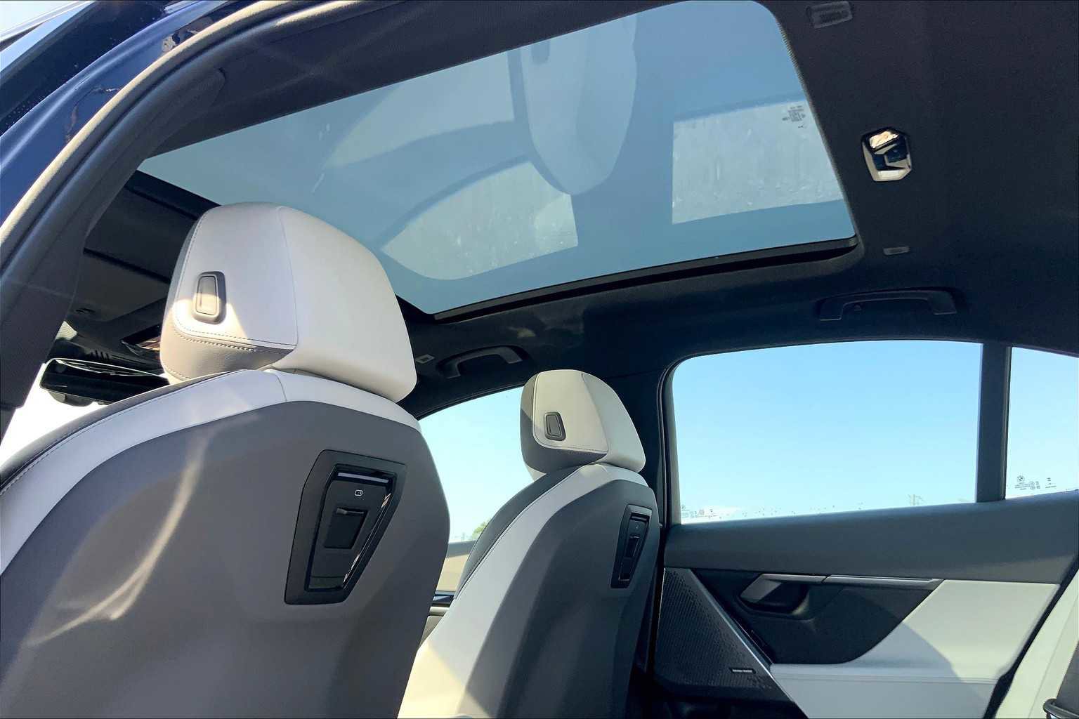 New 2026 BMW 550e xDrive w/ Premium Package image 18