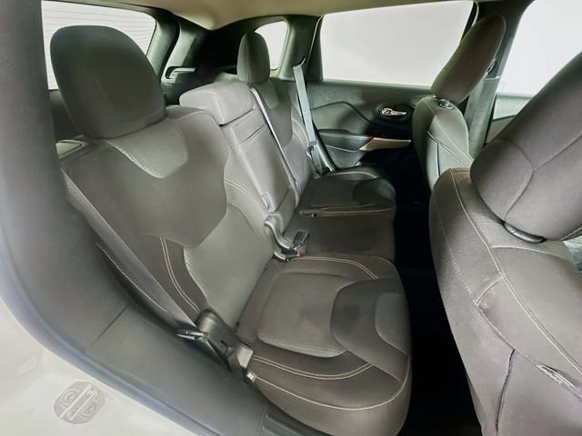 Used 2017 Jeep Cherokee Latitude w/ Cold Weather Group image 8