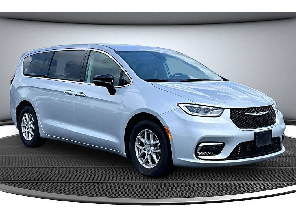 Used 2024 Chrysler Pacifica Touring-L FWD image 2