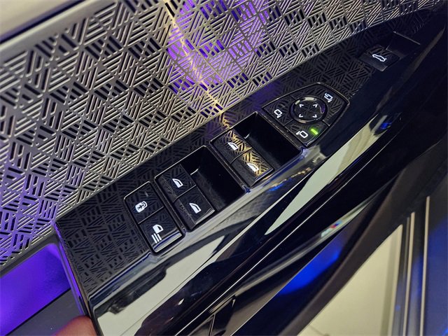 Used 2025 BMW 750e xDrive w/ Executive Package image 23