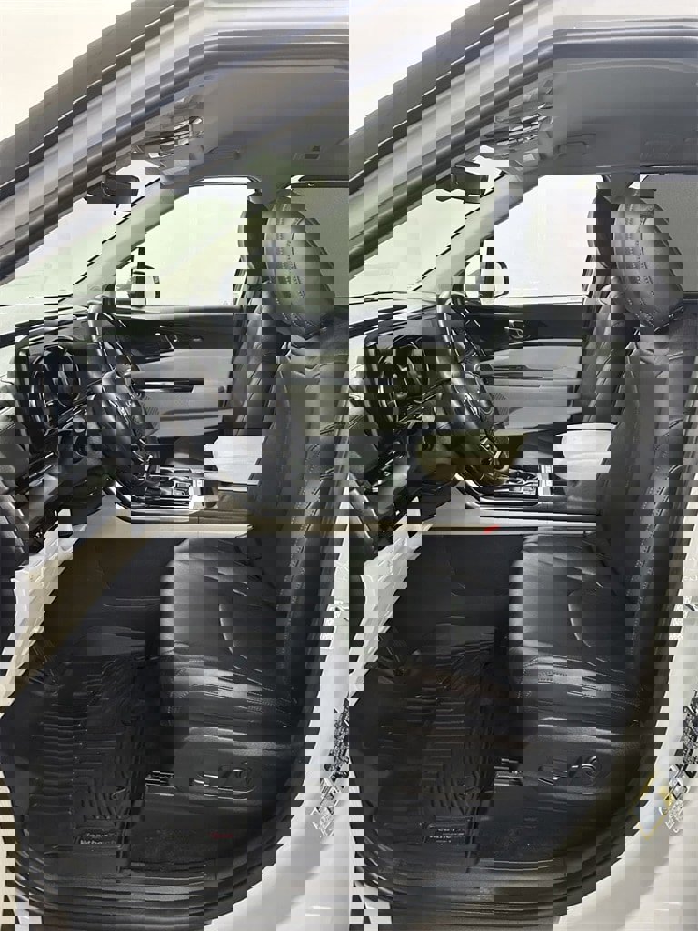 Used 2022 Kia Carnival EX image 11