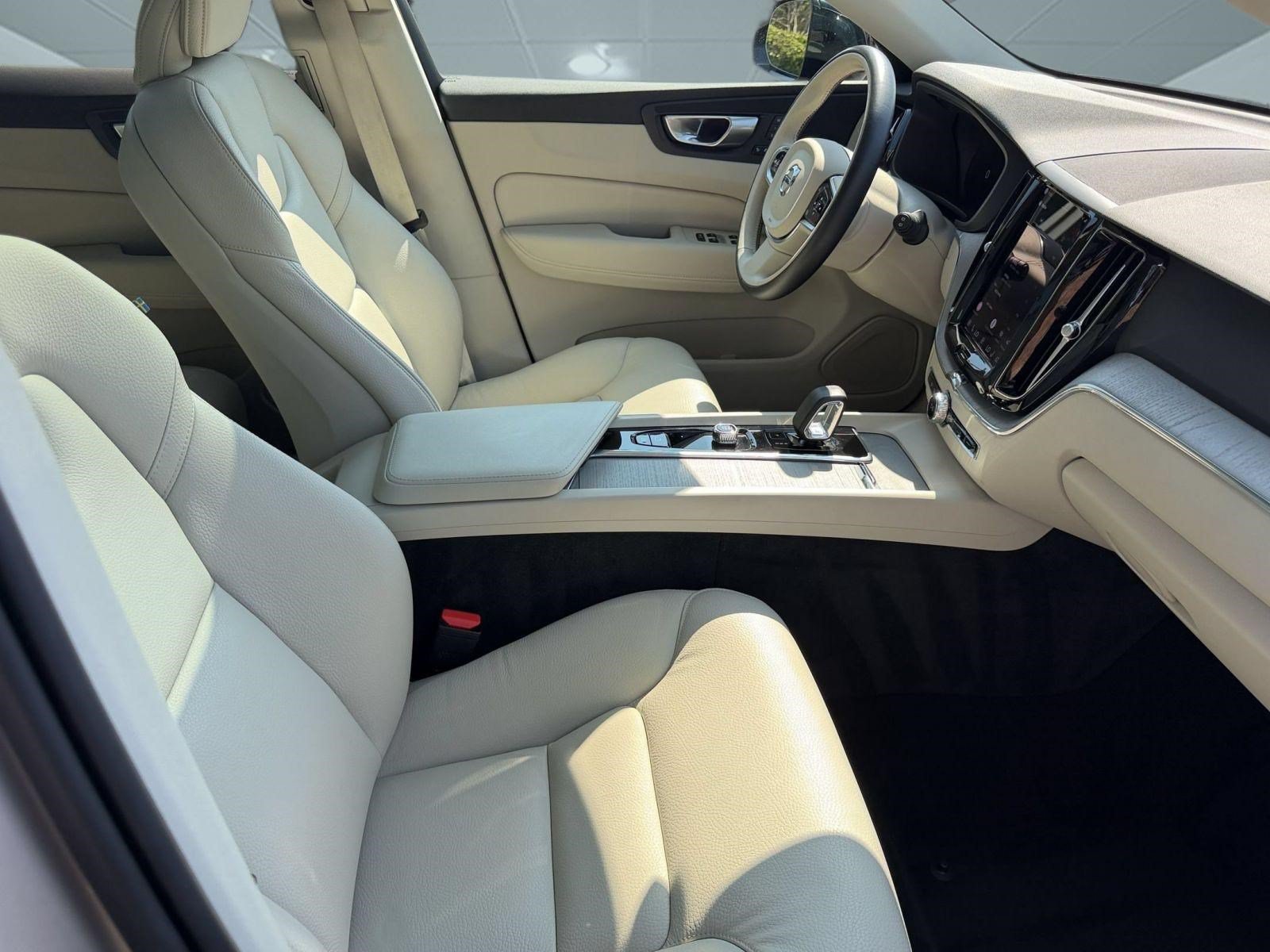Used 2024 Volvo XC60 B5 Plus AWD/4WD image 26