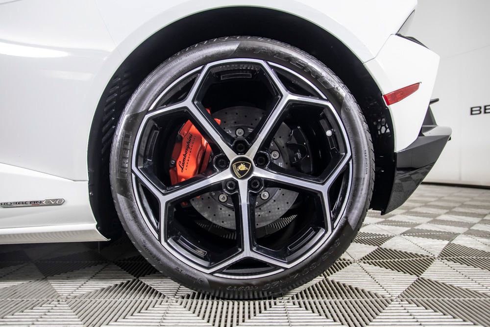 Used 2020 Lamborghini Huracan EVO image 17