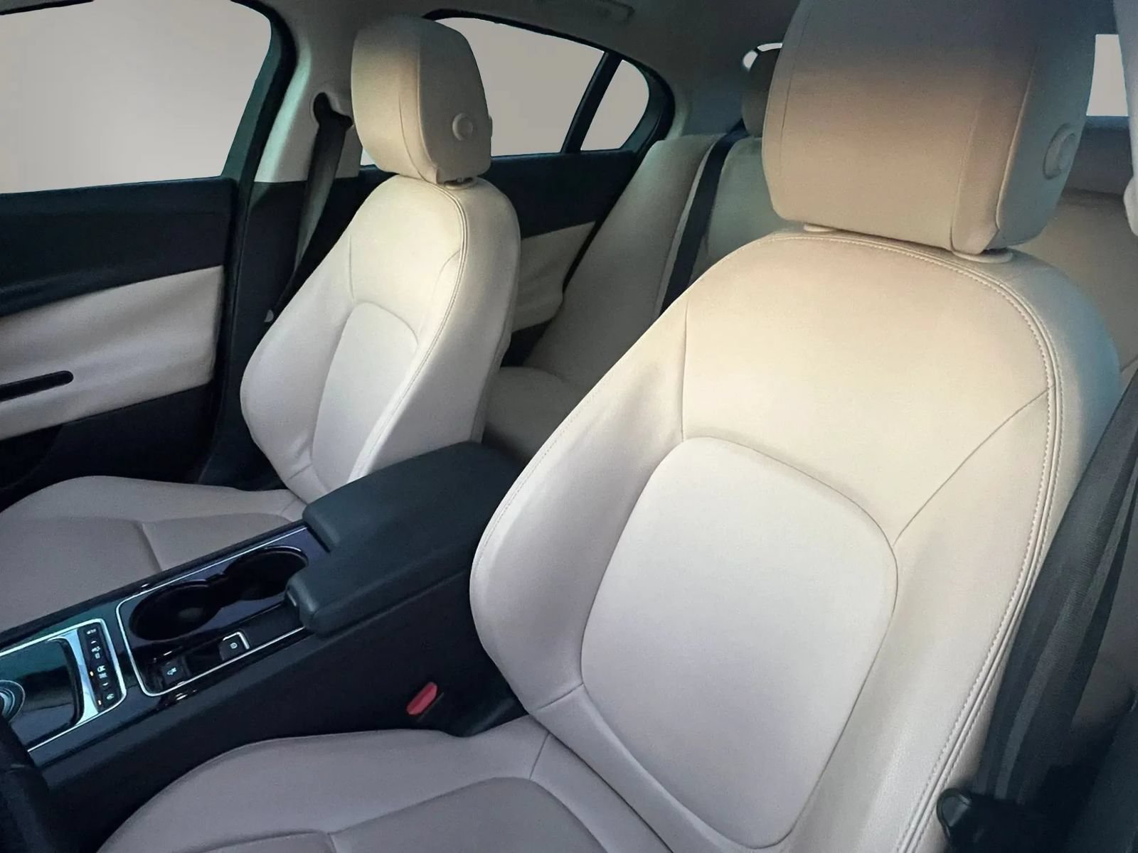 Used 2017 Jaguar XE RWD image 39