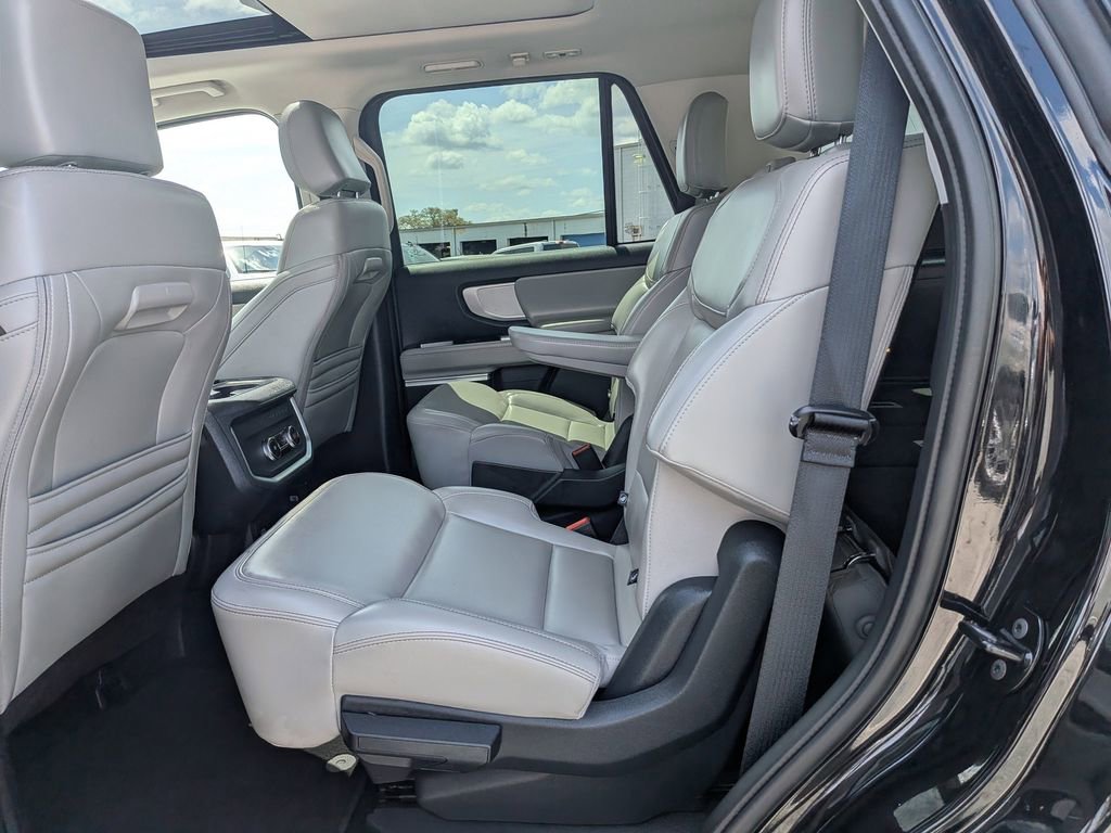 Used 2025 Ford Expedition Active image 14