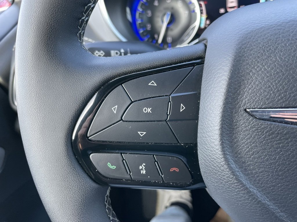 Used 2025 Chrysler Pacifica Limited image 24