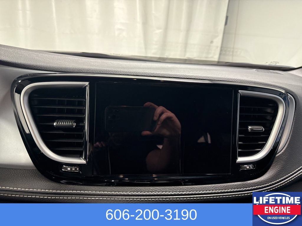 Used 2025 Chrysler Pacifica Limited FWD image 19
