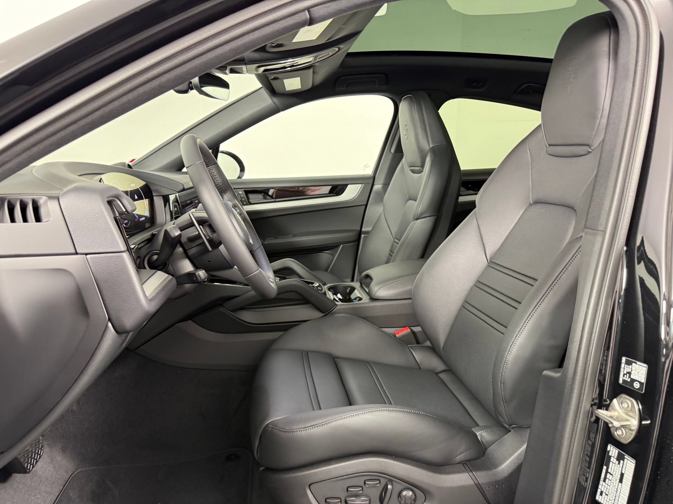 Certified 2026 Porsche Cayenne E-Hybrid Coupe AWD/4WD image 5