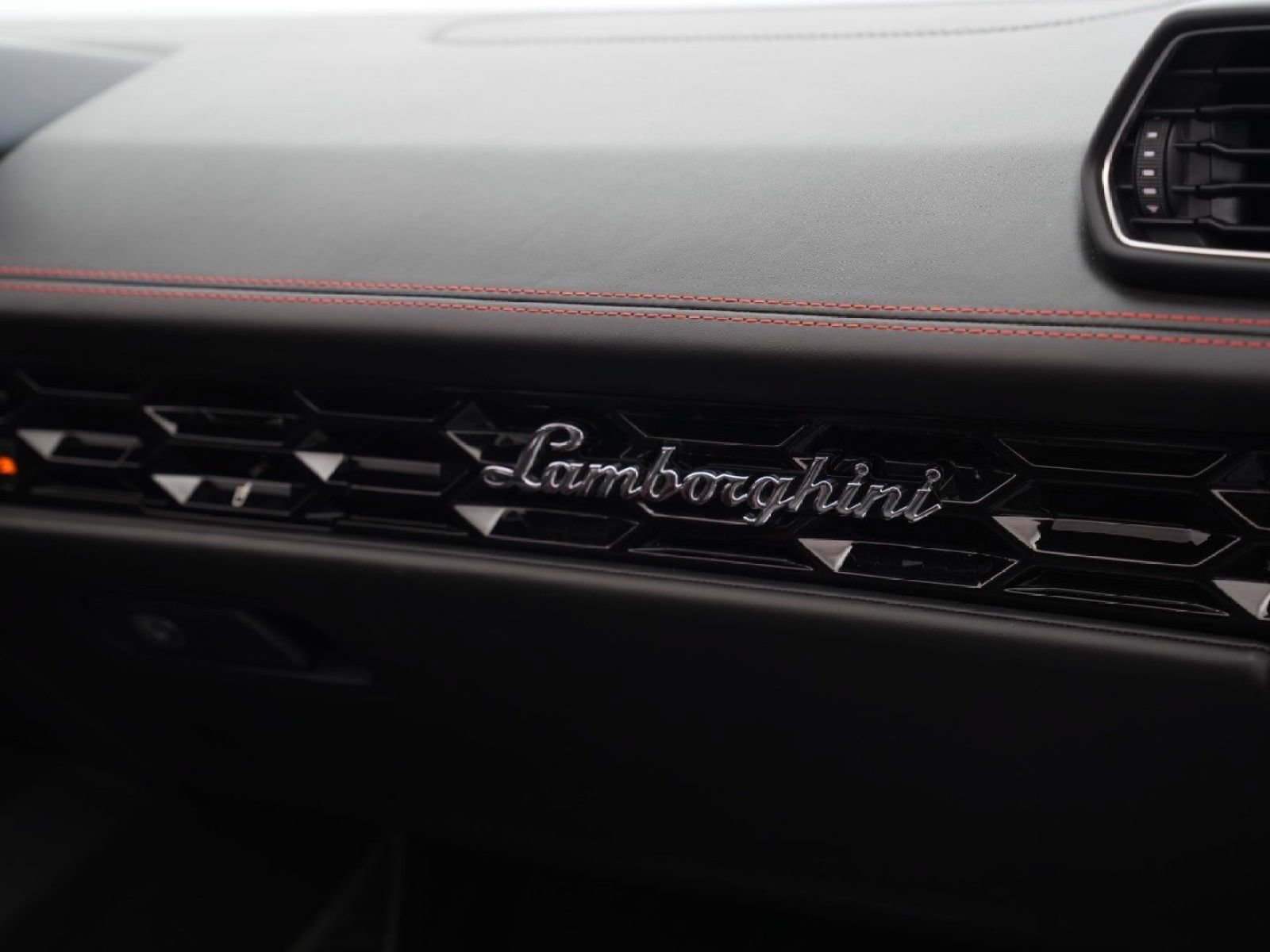 Used 2021 Lamborghini Huracan EVO RWD image 32