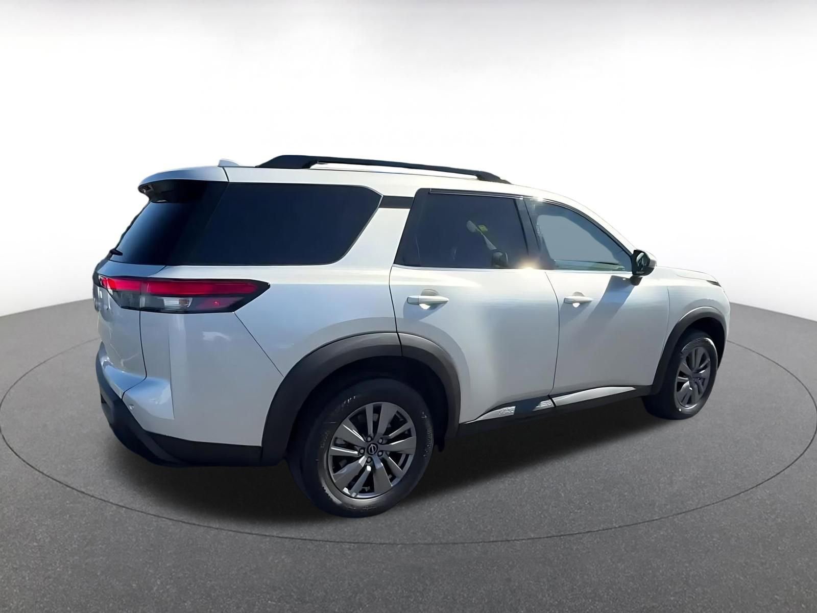 Used 2025 Nissan Pathfinder SV image 14