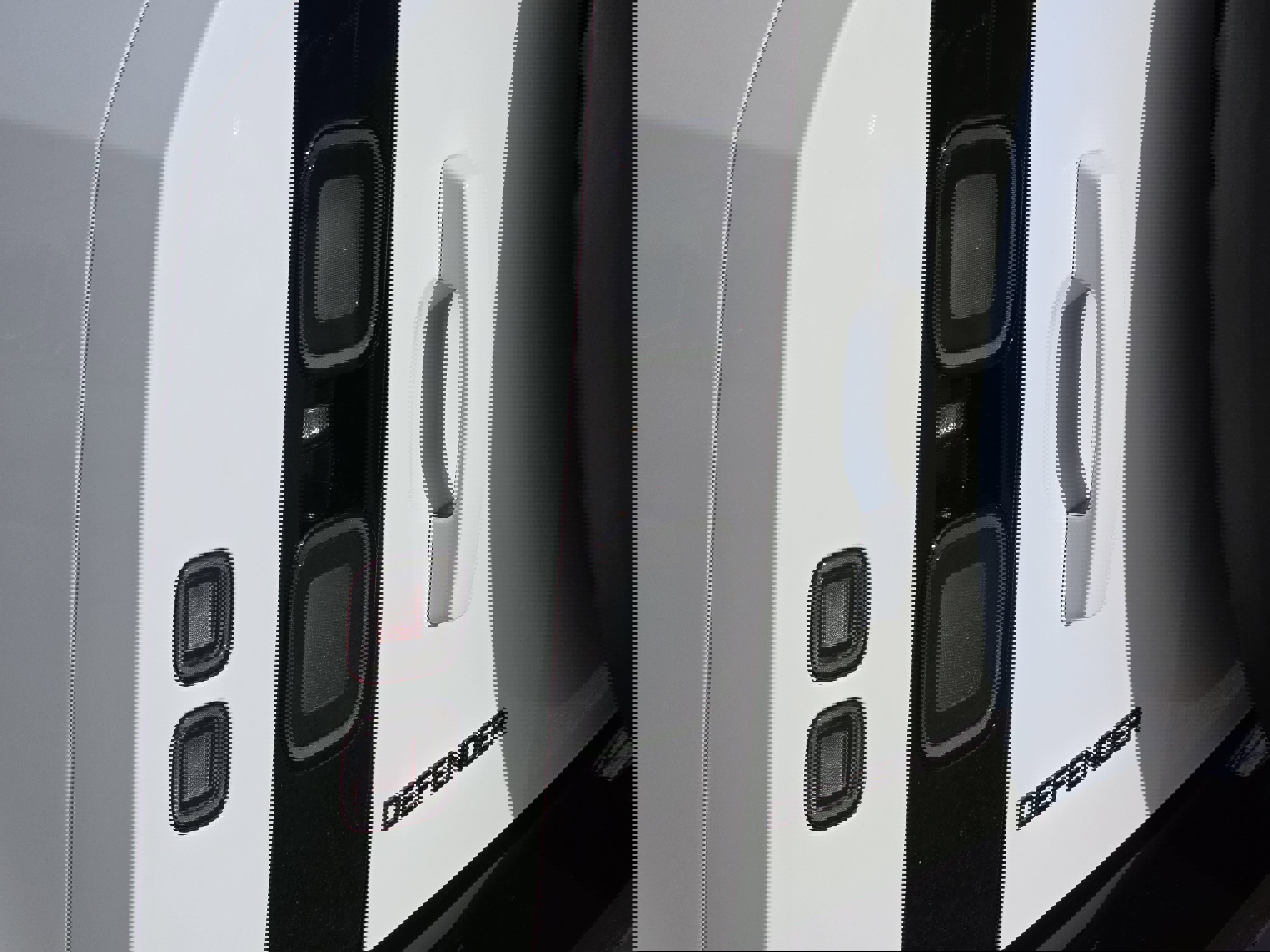 New 2026 Land Rover Defender 110 X-Dynamic SE image 34