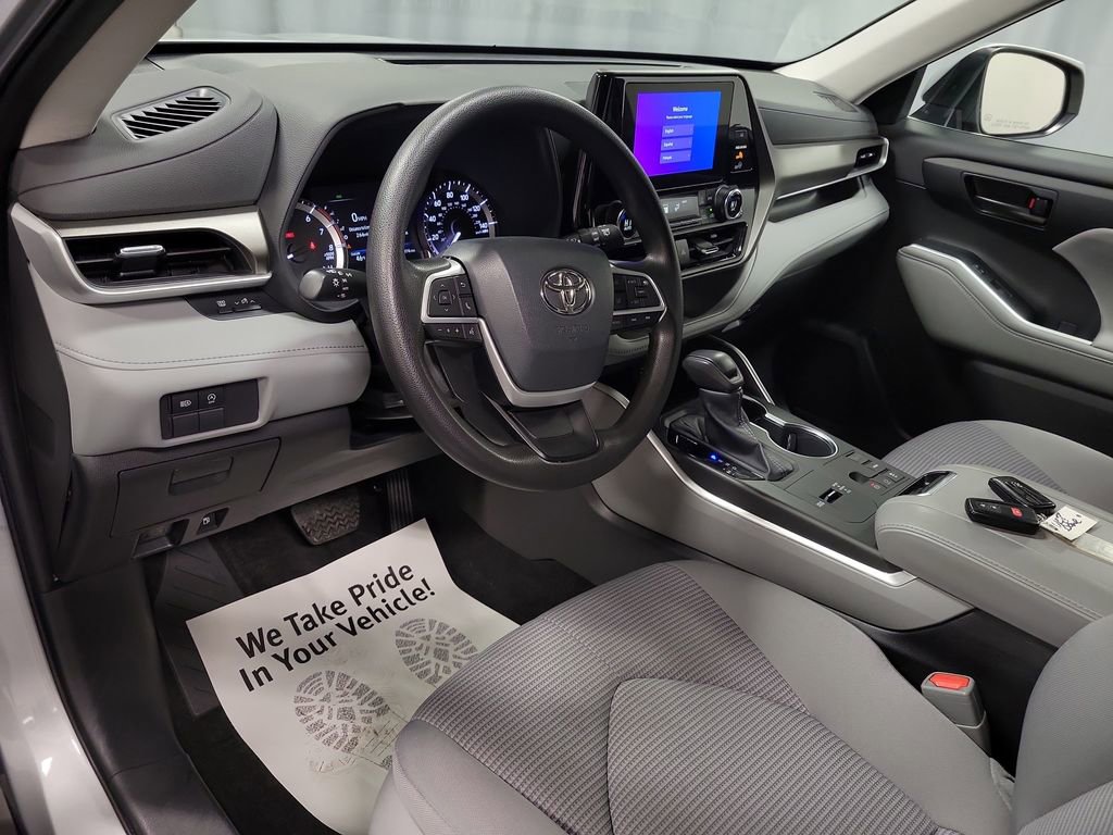 Used 2023 Toyota Highlander L image 13