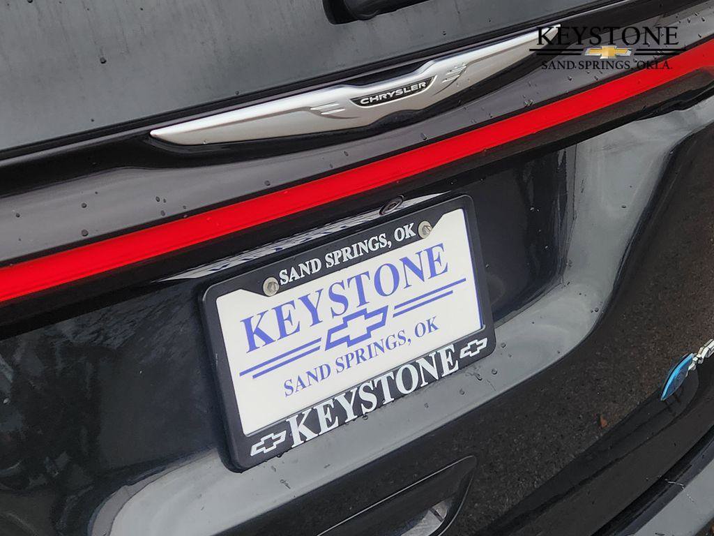 Used 2022 Chrysler Pacifica Touring-L image 11