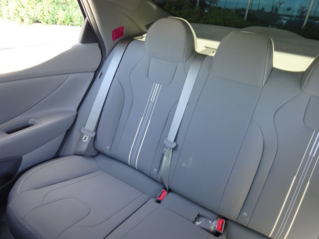 Used 2025 Hyundai Elantra Hybrid FWD image 14