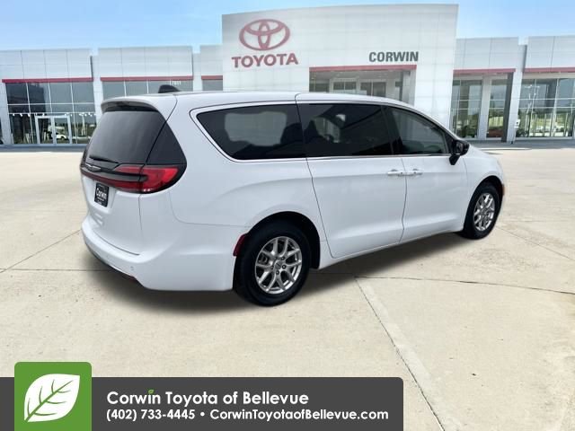 Used 2024 Chrysler Pacifica Touring-L image 5