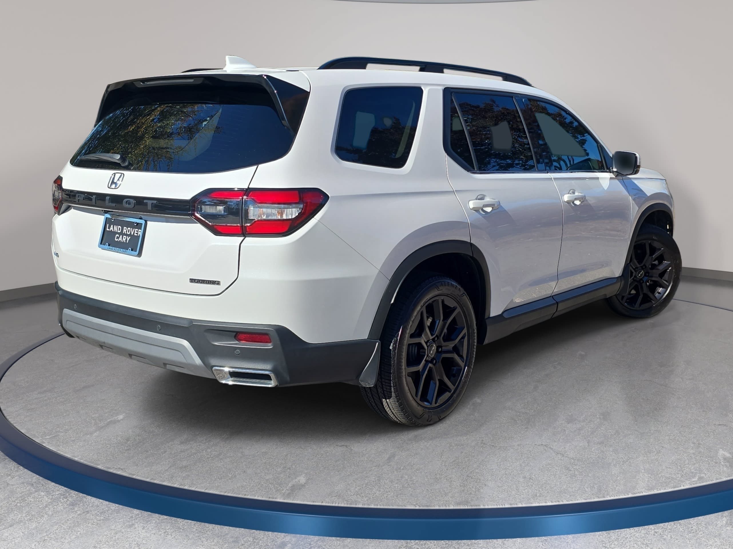 Used 2025 Honda Pilot Touring image 5