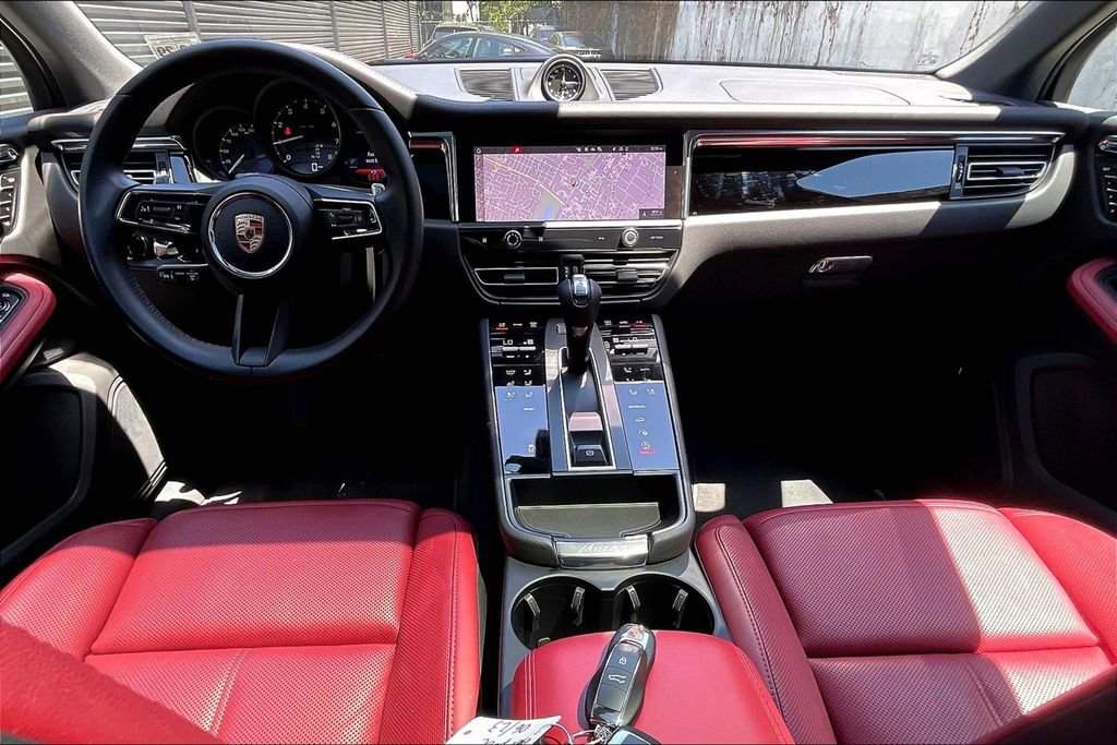 Certified 2025 Porsche Macan image 18