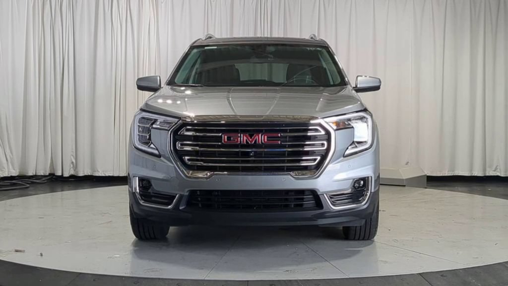 Used 2024 GMC Terrain SLT w/ Infotainment Package II AWD/4WD image 4