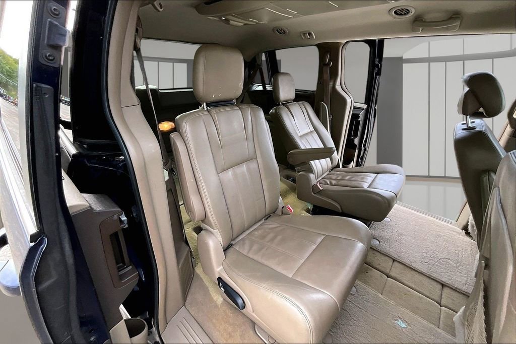 Used 2014 Chrysler Town & Country Touring FWD image 22