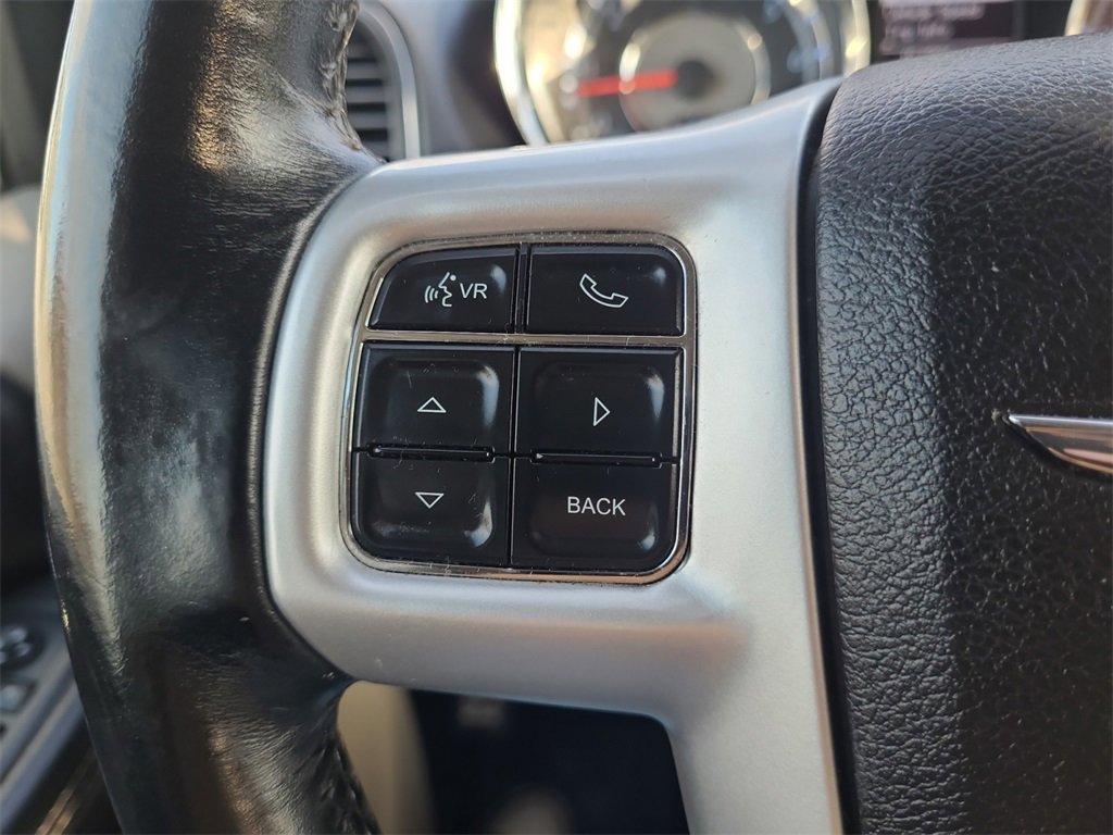 Used 2015 Chrysler Town & Country Touring image 27